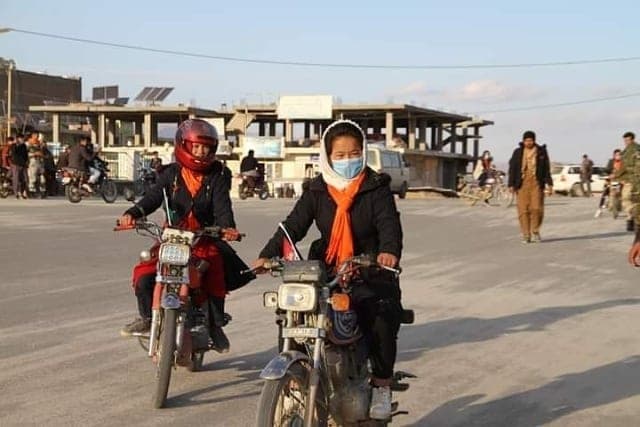 دختران موتور سوار در دایکندی افغانستان + عکس