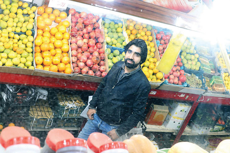 میوه فروش خیر افغانستانی که نیازمندان از مغازه‌اش دست خالی برنمی‌گردند