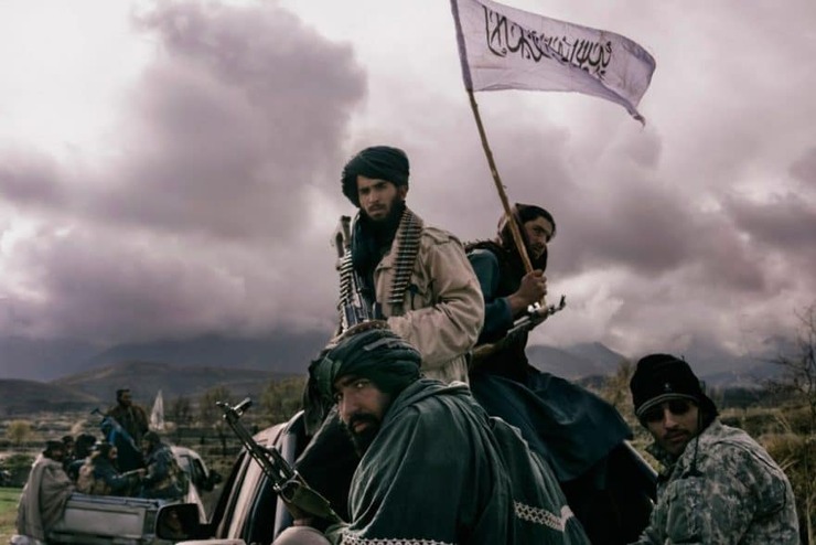 تخلیه تانکرهای نفت مصرفی نیروهای دولتی افغانستان توسط طالبان + فیلم