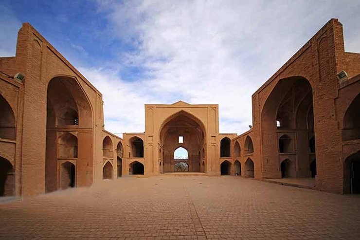 حمله موریانه‌ها به مسجد جامع اردستان در اصفهان + فیلم