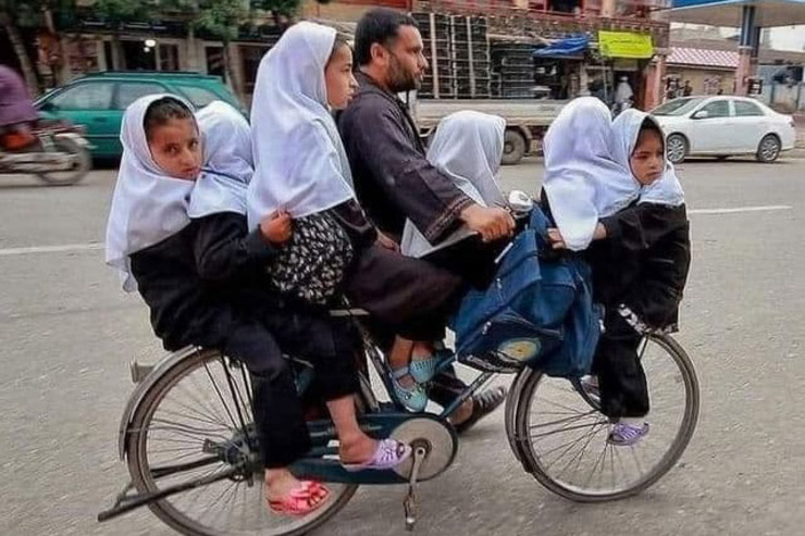 پدرهای افغانستانی که دخترانشان را با دوچرخه به مدرسه می‌برند + عکس