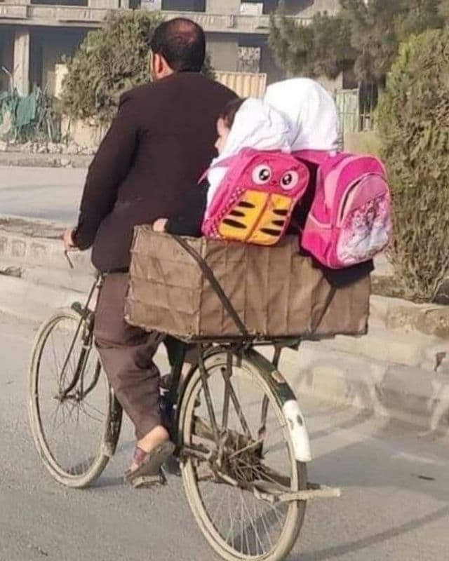 پدرهای افغانستانی که دخترانشان را با دوچرخه به مدرسه می‌برند + عکس