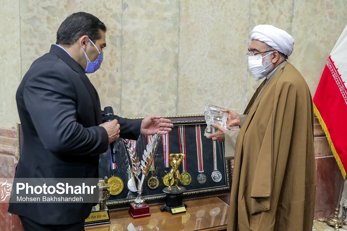 اهدای مدال‌های حسین رضا‌زاده، قهرمان وزنه‌برداری به موزه آستان قدس+تصاویر