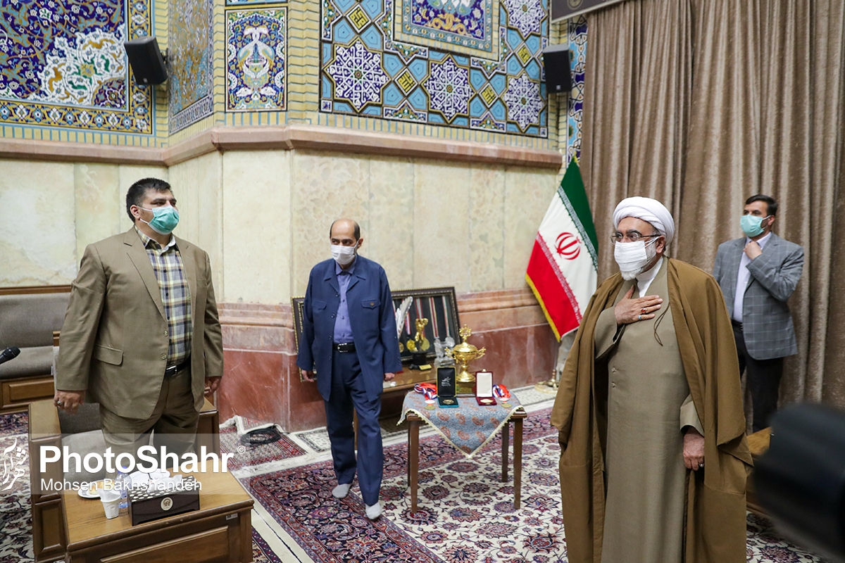 اهدای مدال‌های حسین رضا‌زاده، قهرمان وزنه‌برداری به موزه آستان قدس+تصاویر