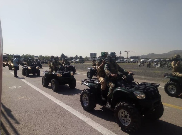 مراسم رژه موتوری و خودرویی روز ارتش در مشهد برگزار شد