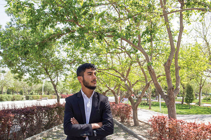 «سید رسول» جوان محله مهرآباد، از حال و هوای خادمیِ فرش حرم مطهر روایت می‌کند