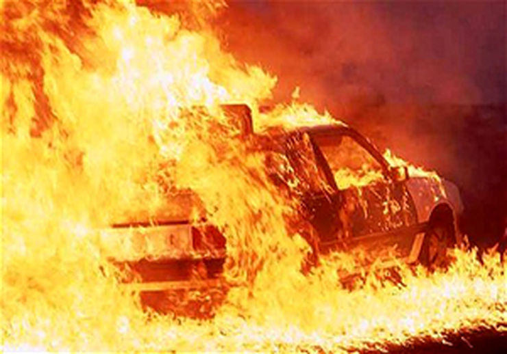فیلم آتش گرفتن «شاهین» محصول جدید سایپا مقابل نمایندگی