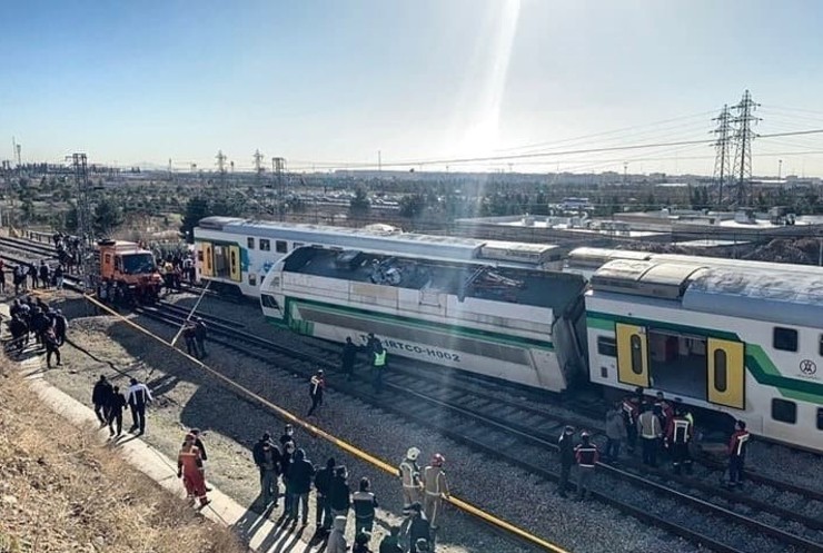 آخرین اخبار از حادثه متروی تهران - کرج | حال یک نفر وخیم است + فیلم و عکس