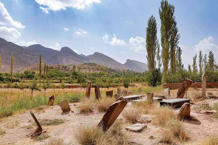 نگاهی به چرایی و چگونگی طرح انتقال سنگ قبر‌های تاریخی روستای گاه