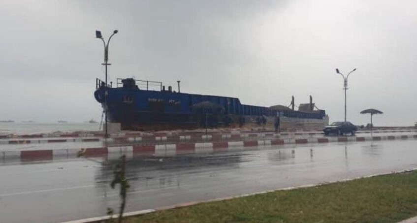 ورود عجیب کشتی به داخل شهر بندرعباس! + فیلم و عکس