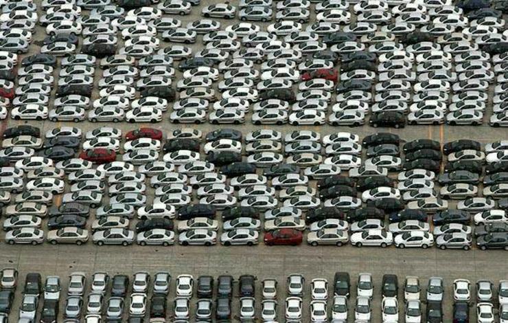 چرا خودرو‌ها در پارکینگ ایران‌خودرو انبار شده‌اند؟