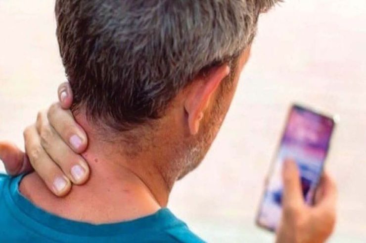 استفاده از تلفن همراه، سلامت گردن را تهدید می‌کند