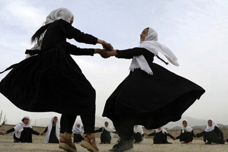 طالبان می‌گویند که مدارس دخترانه از سال تحصیلی آینده بازگشایی خواهد شد