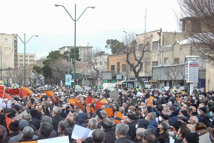 تجمع اعتراضی بازنشستگان و کارگران تأمین اجتماعی مقابل مجلس + تصاویر (۲۶ دی ۱۴۰۰)