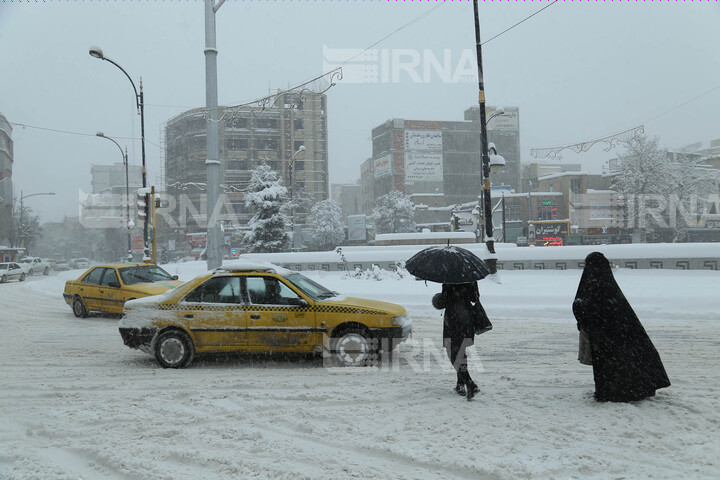 هوای اردبیل به بحران نزدیک شد + تصاویر برف نیم متری در شهر (۲۶ دی ۱۴۰۰)