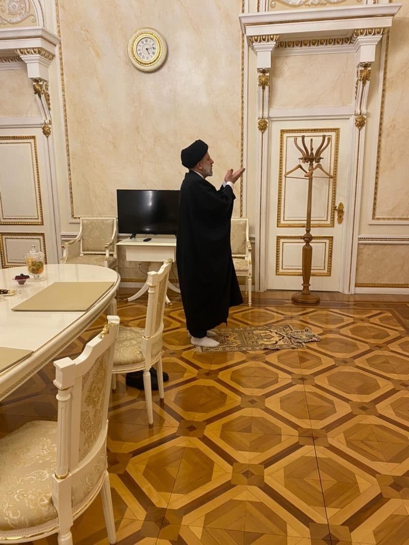 اقامه نماز رئیس جمهور در کاخ کرملین روسیه + عکس