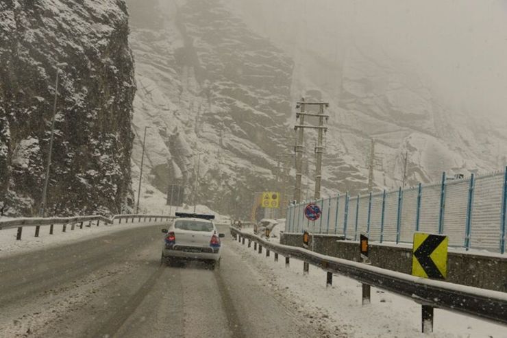 برف سنگین جاده چالوس و آزاد راه تهران شمال را بست