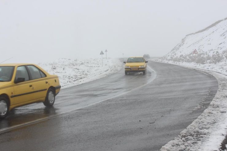 جاده های شمالی خراسان رضوی برفی و لغزنده است