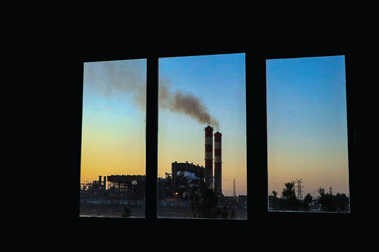 با قطع سهمیه گاز، نیروگاه توس دوباره مازوت می‌سوزاند | دود سرمای غرب در ریه مشهد