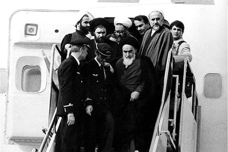 لحظه تاریخی ورود حضرت امام به ایران در ١٢بهمن ١٣۵٧ + فیلم