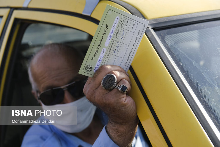 از ۱۶ بهمن راننده تاکسی‌ها باید کارت واکسنشان را روی شیشه نصب کنند