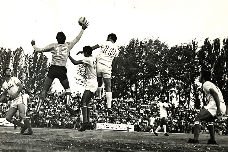 قاب خاطره | نمایی از بازی دوستانه تیم‌های «منتخب مشهد» و تیمی از تهران در اواسط دهه ۴۰