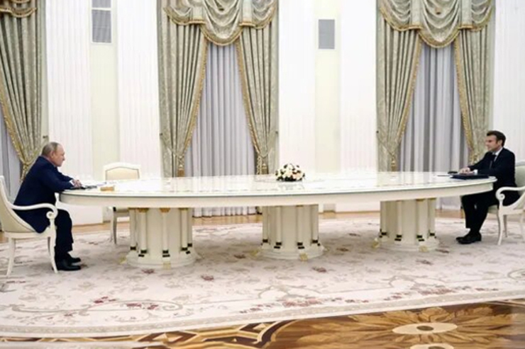از میز معروف و پرحاشیه پوتین چه می دانید؟ + جزئیات
