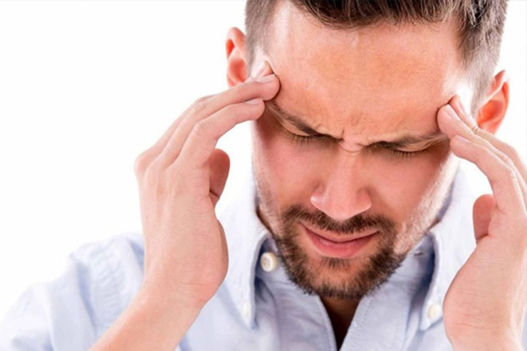 سردرد ناشی از کم‌ آبی چه علائمی دارد؟ + راه درمان