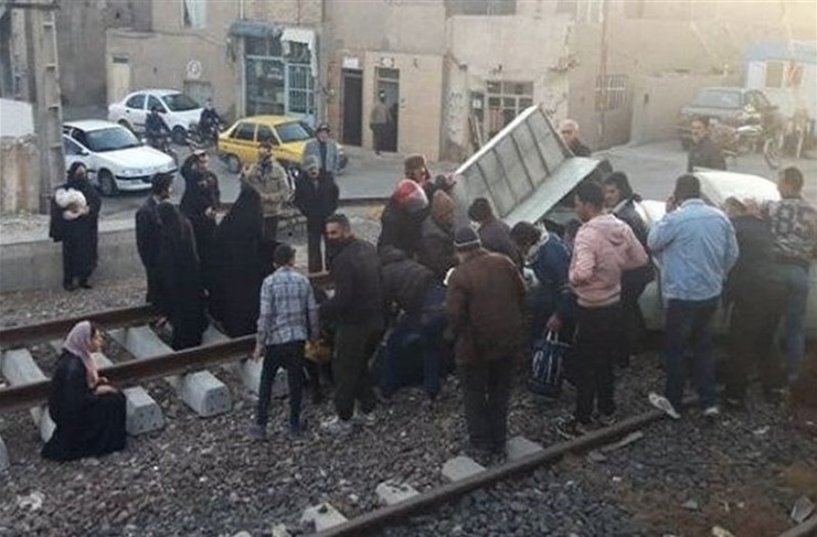 تصادف قطار با وانت در ورامین تهران + فیلم و عکس
