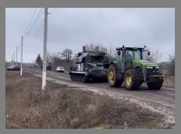 کشاورزان اوکراینی تانک‌های روسی را غنیمت گرفتند + فیلم
