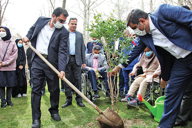 در روز درخت کاری ۲ هزار نهال به نام شهیدان کاشته و ۱۰۰ هزار نهال میان مردم مشهد توزیع شد