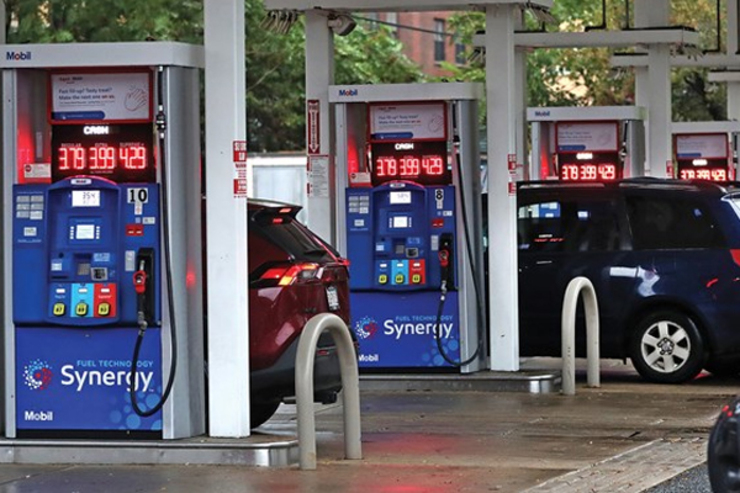 قیمت بنزین در آمریکا رکورد زد (۱۷ اسفند ۱۴۰۰)
