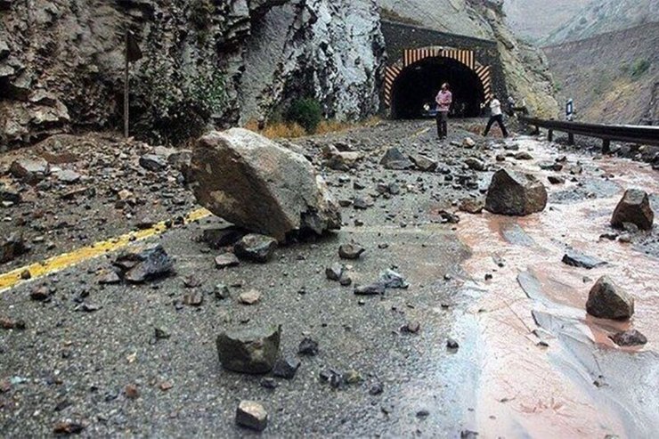 ریزش کوه در جاده چالوس۲ نفر را کشت+عکس