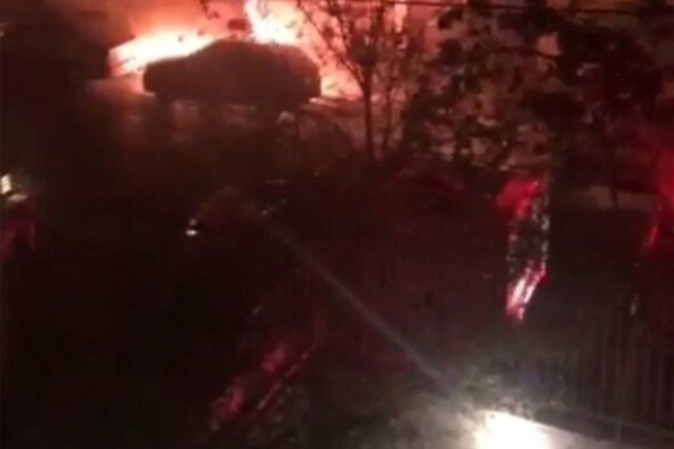 ویدئو | آتش زدن عجیب چند خودرو در خیابان ستارخان تهران