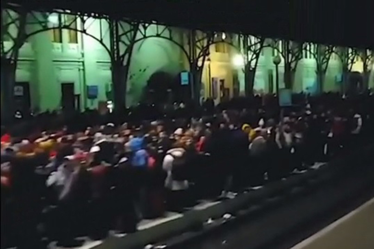 ایستگاه قطار شهر لویو و انتظار مردم اوکراین برای رسیدن به لهستان + فیلم