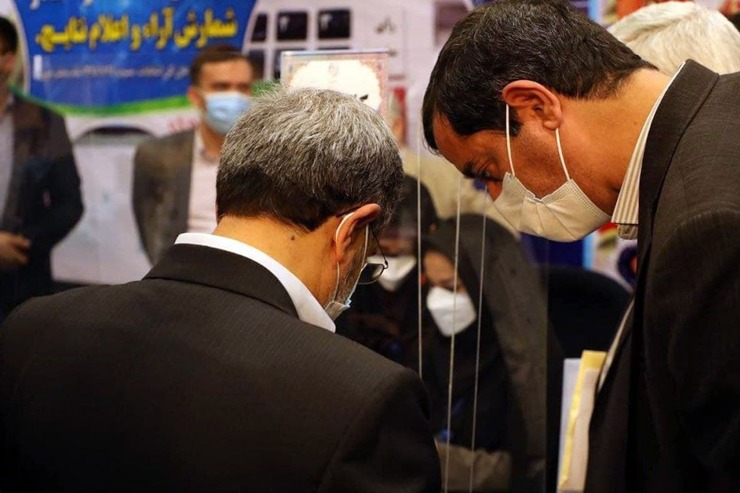 لحظه ثبت نام محمود احمدی نژاد در انتخابات ریاست جمهوری + فیلم