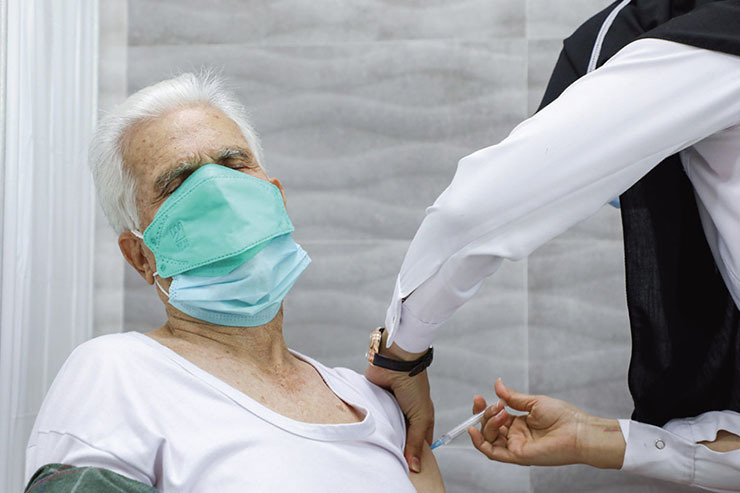 واکسیناسیون سالمندان مثبت ۷۶ سال در مشهد آغاز شد
