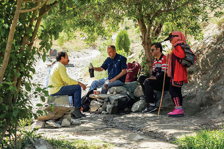 طبیعت‌گرد‌های کوه‌پارک، با چشمه‌آرایی، فضای بکر طبیعت را به محلی برای توقف تبدیل کرده‌اند