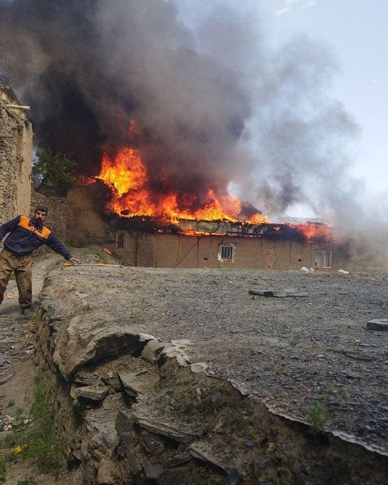 آتش سوزی شدید در روستای کنگ مشهد + فیلم و عکس
