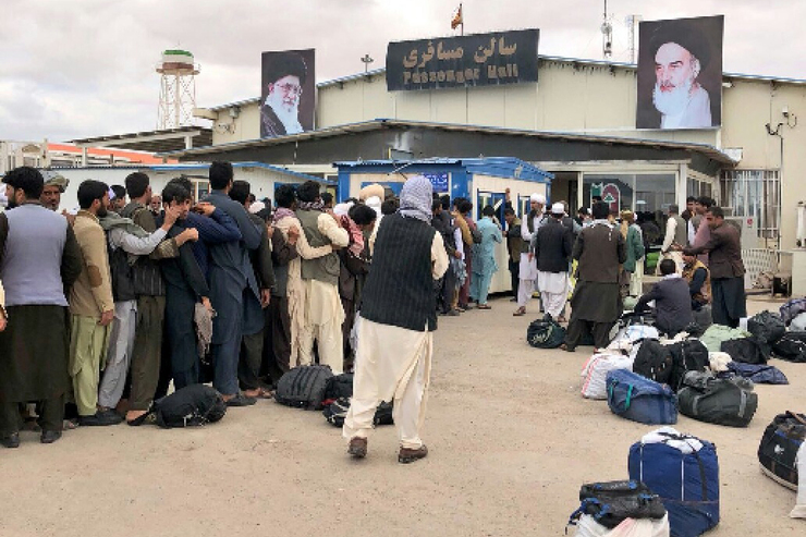مسافران افغانستانی که از مرز دوغارون وارد می‌شوند باید ‌تست دهند