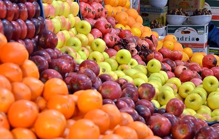 مردم برای خرید سیب و پرتقال ارزان قیمت در بازار رغبتی ندارند| قیمت میوه در بازار کاهش پیدا کرده است