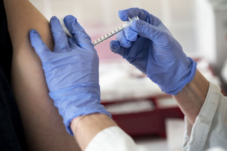 عوارض جانبی پس از تزریق واکسن کرونا چیست؟