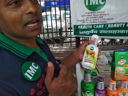 فروش محصولات «ادرار گاو» برای درمان کرونا در هند! + تصاویر