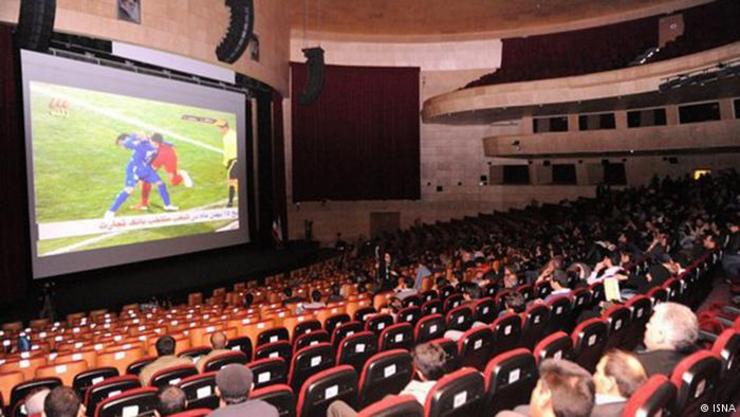 مسابقه فوتبال ایران و کامبوج در سینما نمایش داده می‌شود