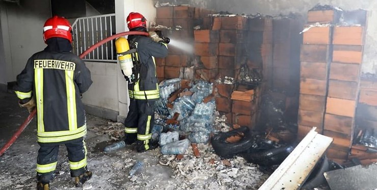 مهار آتش‌سوزی آپارتمانی در پنجتن مشهد و نجات ۲۱ نفر توسط آتش‌نشانان + عکس