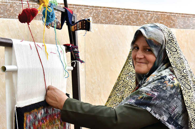 تار و پود خودکفایی | روایتی از بافت فرش توسط زنان هنرمند محله رسالت مشهد