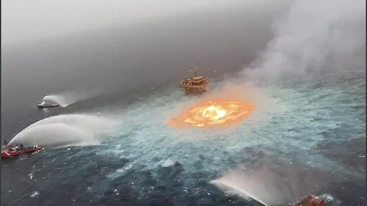 ویدئو | تلاش برای خاموش‌کردن زبانه‌های آتش در دل آب‌های خلیج مکزیک