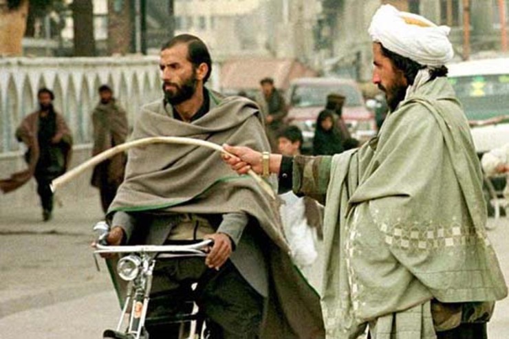 طالبان با تبر به جان تلویزیون افتادند + فیلم