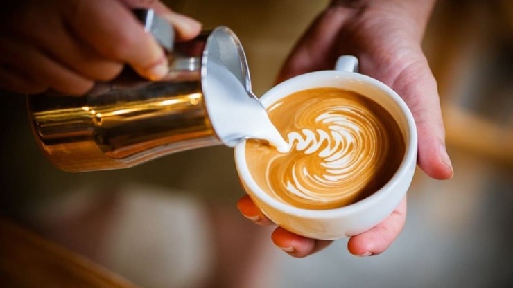 آیا نوشیدن یک فنجان قهوه، خطر ابتلا به کرونا را کاهش می‌دهد؟