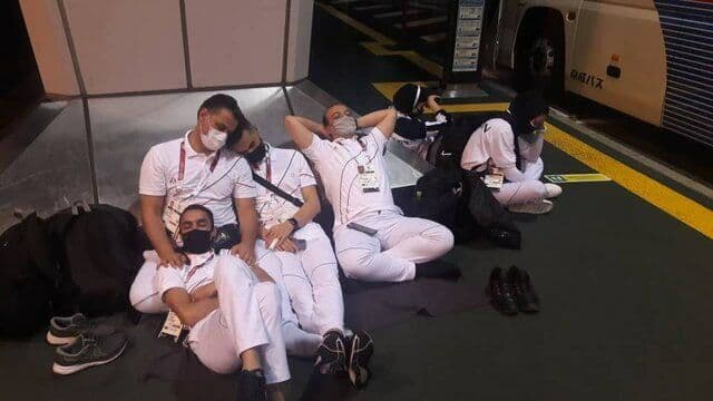 اتفاق زشت برای کاروان المپیکی ایران+ عکس| خواب روی زمین فرودگاه توکیو!